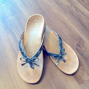 Gently worn Vionic Bella flip flop sandals size 9